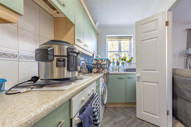 Flat 2 Spencer House, Ensign Close, Leigh-On-Sea photo 4
