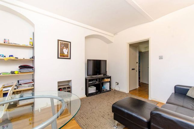 Flat to rent in Brewers Buildings, Islington, London