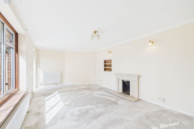 8 Tor-bay, Quainton photo 2