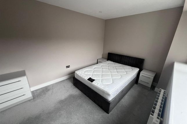 Flat to rent in Queens Dock Avenue, Hull