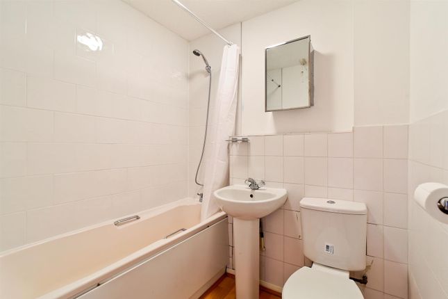 284, Heathfield Drive, London photo 4
