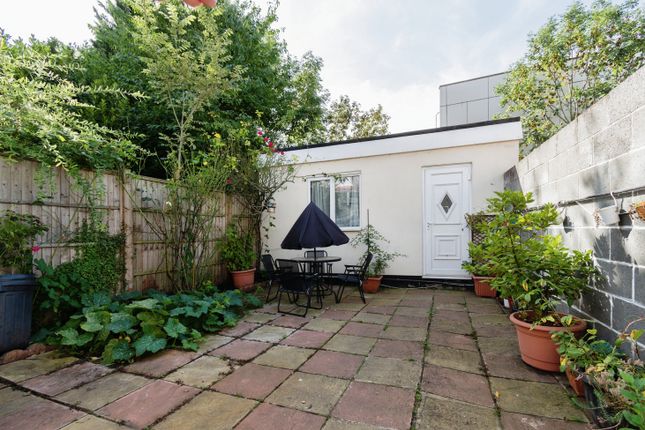 Terraced house for sale in Heatherdene Close, Mitcham