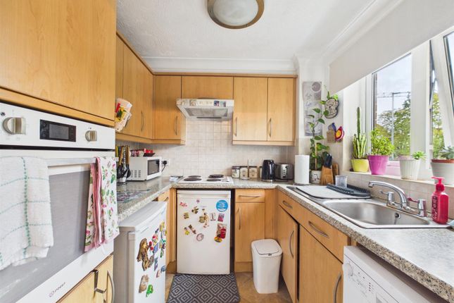 Flat 15 Reynard Court, Foxley Lane, Purley photo 3