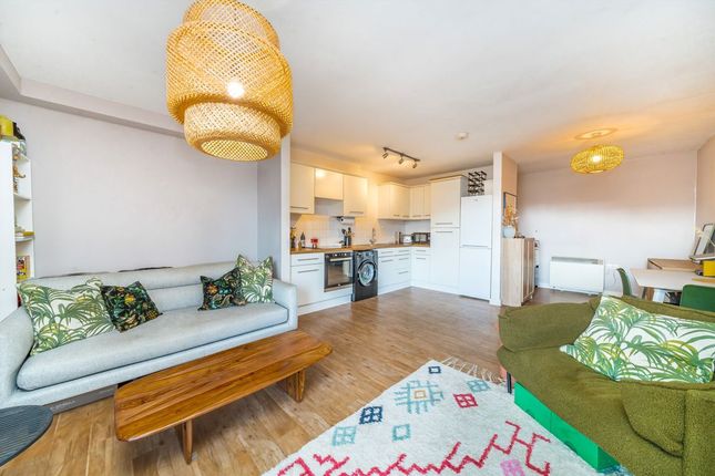 Flat 14, 5, Mackintosh Lane, London photo 4