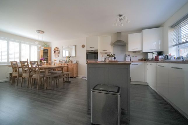 4, Macdonald Close, Melksham photo 4