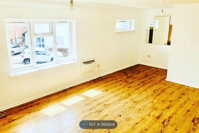 Flat, Ashwood Avenue Ashwood Court, Rainham photo 2