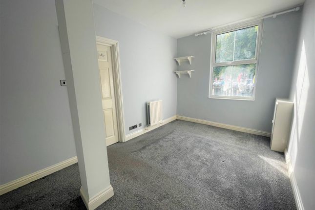 Flat 1 Vale Court, Station Approach, Aldershot photo 3