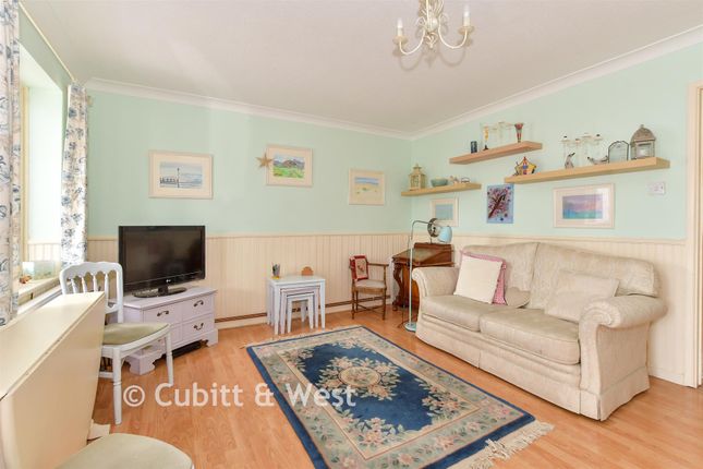 44, Dinsdale Gardens, Rustington photo 3