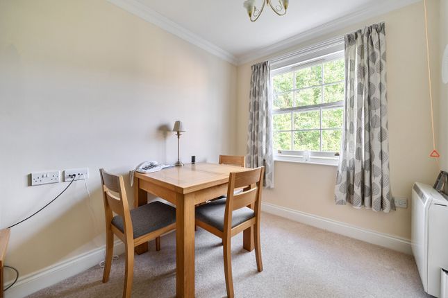 Flat 27, Jubilee Court,, Commercial Street, Gloucestershire photo 3