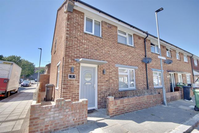 3 bed end terrace house to rent in Dickens Close, Portsmouth PO2