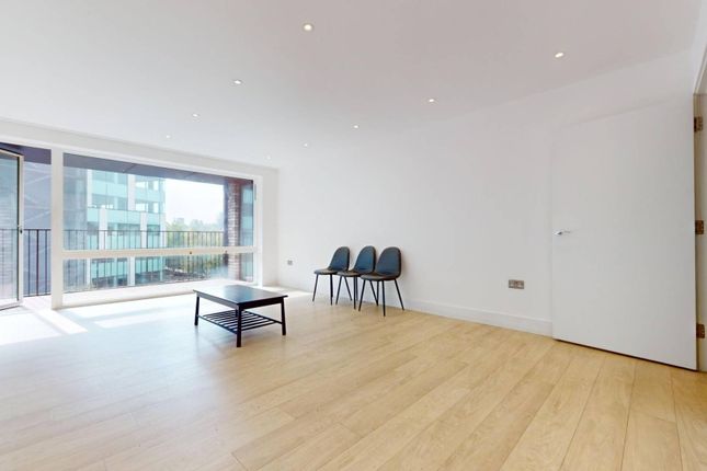 12 Abbotsford Court, Lakeside Drive, London photo 2