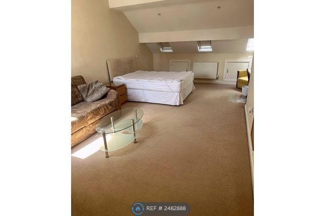 Room 6 £135 Penthouse Ensuite 5' Bed