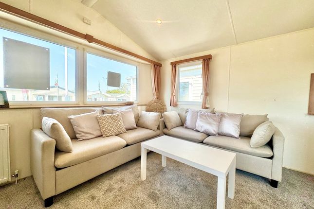 Oaklands Holiday Park, Nr-Clacton-On-Sea photo 2