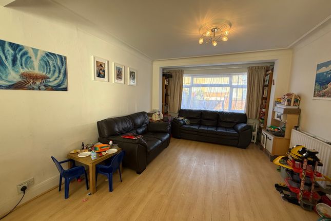Grange Close, Edgware photo 3