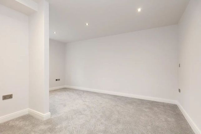 8 Newlyn Road, Sheffield photo 2