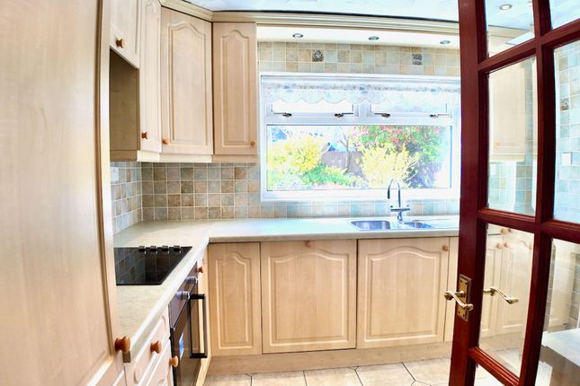 17 Gellideg Heights, Hengoed photo 3