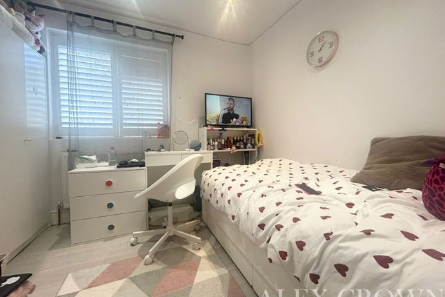 Flat to rent in Huntsman Road, Ilford