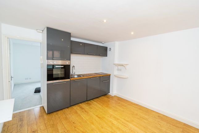 Flat 4/The Weirs 76-78, Chesil Street, Winchester photo 4