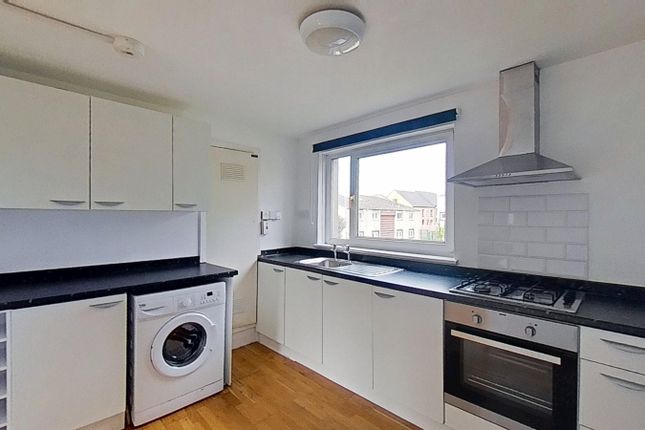 2/3, Calder Crescent, Edinburgh photo 5