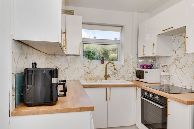 16 Lupton Crescent, Sheffield photo 2