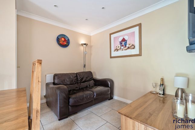 34, Hatch Road, Swindon photo 4