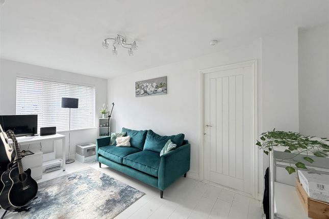 18, Cedar Avenue, Stalybridge photo 3