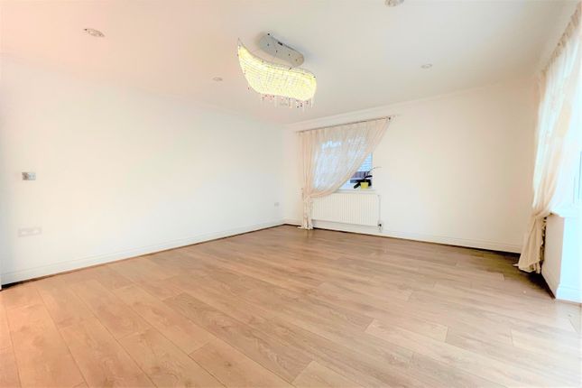 3 Friern Close, Cheshunt, Waltham Cross photo 2