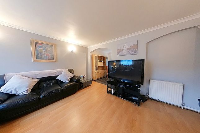 8, Peregrine Close, Watford photo 3