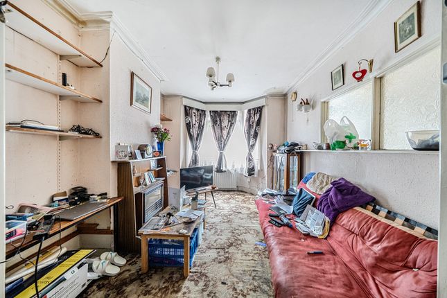 42, Tharp Road, Wallington photo 3