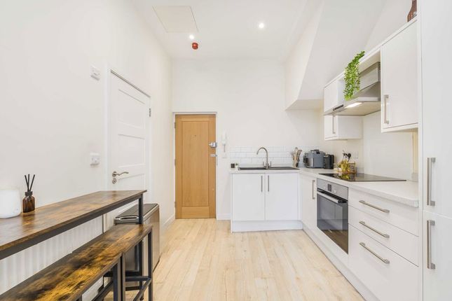 Flat 10, Kings Court, 141, Uxbridge Road, Hampton Hill photo 4