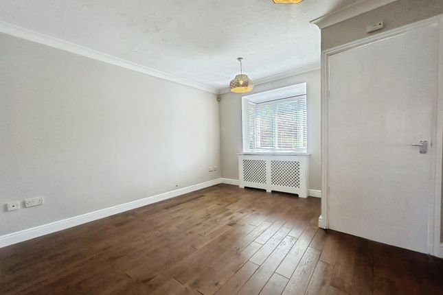29, Lea Court, Surrey photo 4