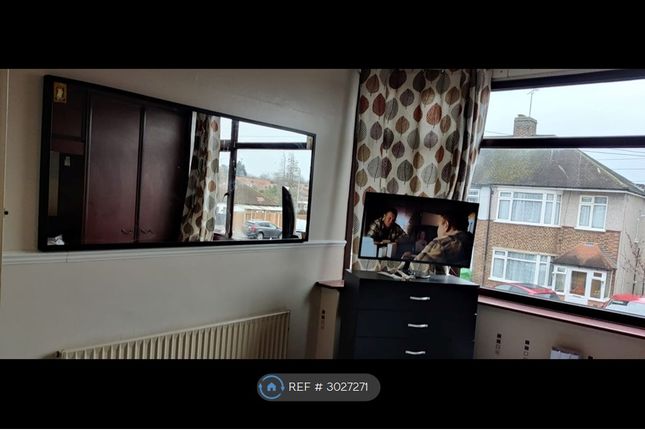 Inverness Drive, Hainault, Ilford photo 4