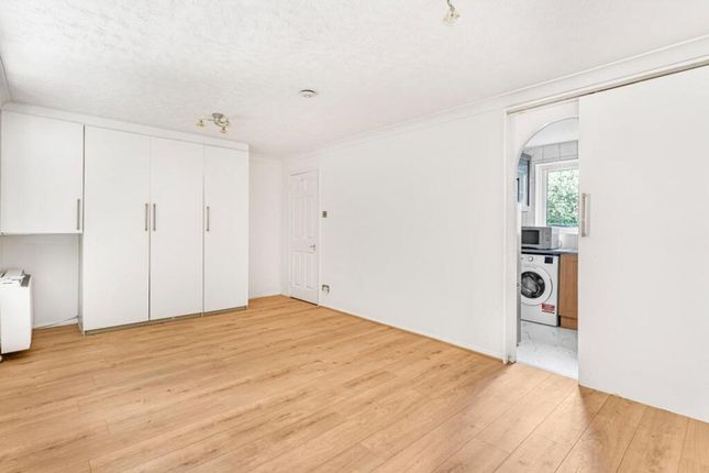 74 Linwood Close, London photo 4