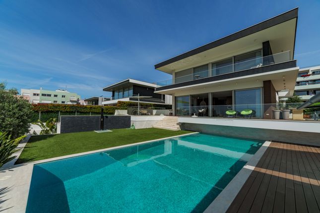 Villa for sale in R. Carlos Vieira Ramos 12, 2770-028 Oeiras, Portugal