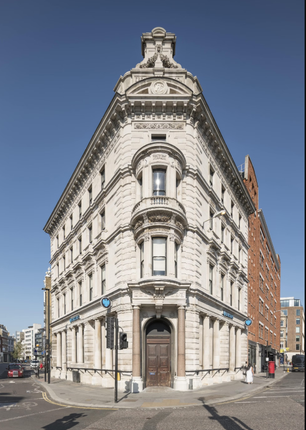 Office to let in Charterhouse Street, London