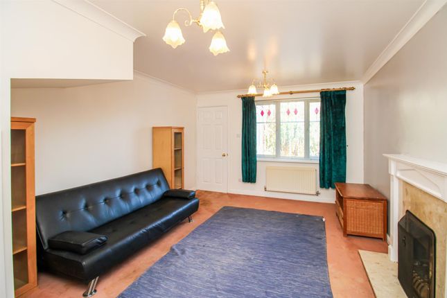 Larkspur Way, Wakefield photo 4