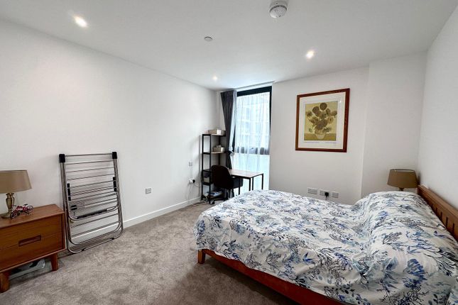 Flat to rent in Willowbrook House, Coster Avenue, London