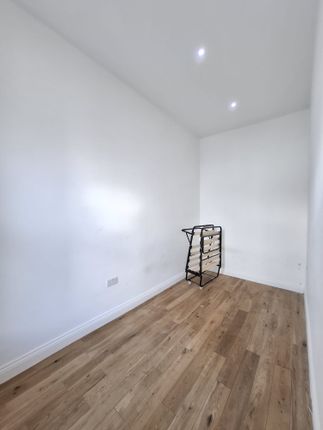 88, Flat 4, High Street, London photo 4