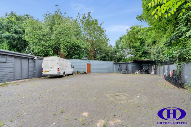 9, Willow Gardens, Hounslow photo 4