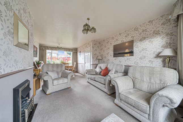 9, Woodhill Gardens, Cookridge, West Yorkshire photo 2