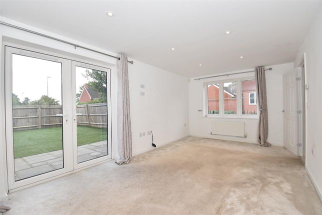 Thumbnail Property to rent in Killick Road, Horley