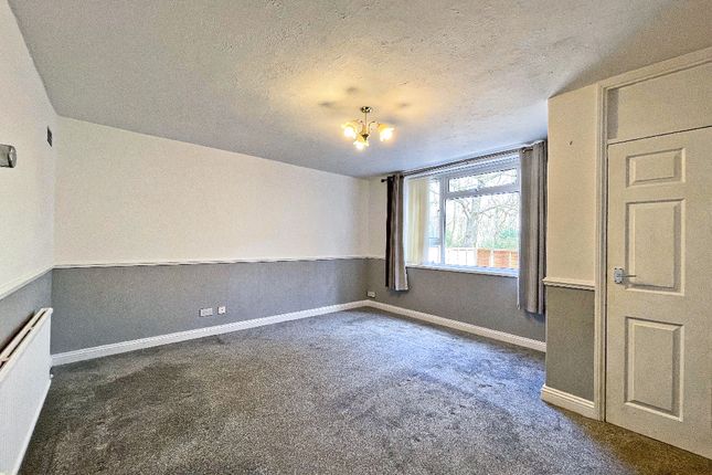 Maisonette to rent in Esher Road, Camberley