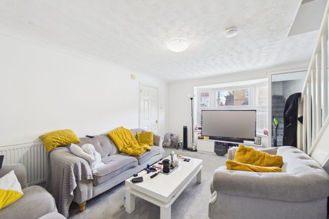 17 Groves Close, South Ockendon, Essex photo 3
