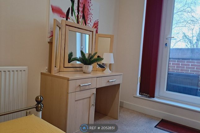 Flat, Kendrahall Road, South Croydon photo 3