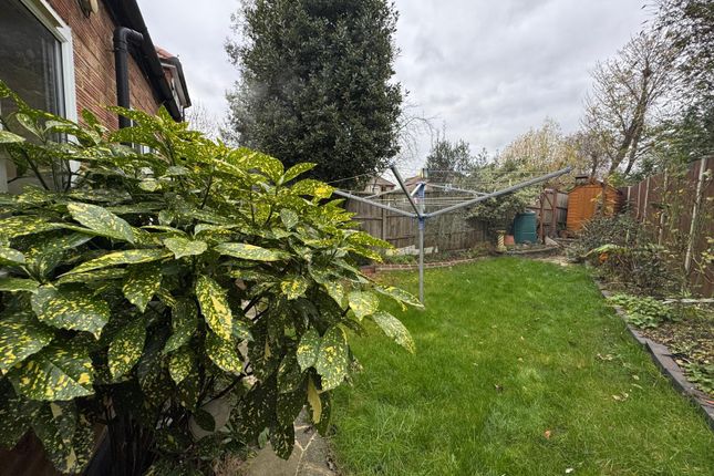47, Buckingham Gardens, Queensbury photo 4