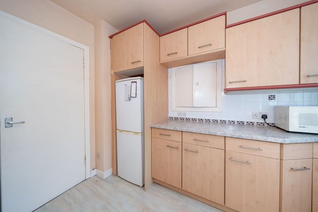 2 Harburn Drive, West Calder photo 4