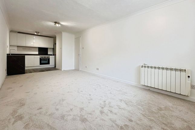 77, Romana Court, Staines-upon-Thames photo 2