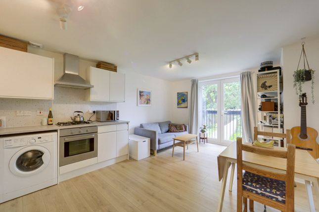 Thumbnail Flat for sale in Bampton Road, Forest Hill, London