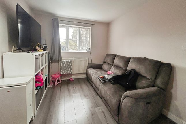 67a, Lancaster Close, Thatcham photo 3