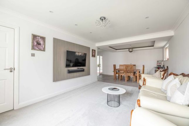 2, Whitehouse Way, Langley photo 3